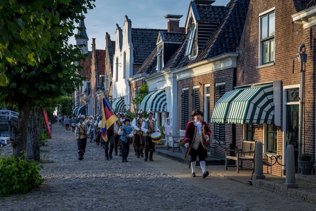 Kanongebulder in Sloten waarbij de stadsschutterij het kanon van Sloten afschiet op het molenerf van Korenmolen de Kaai.