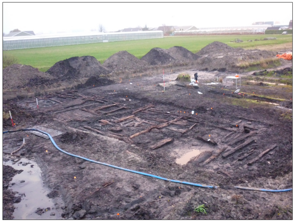 Opgraving in Brielle met duidelijk zichtbaar de houten fundamenten van een boerderij.