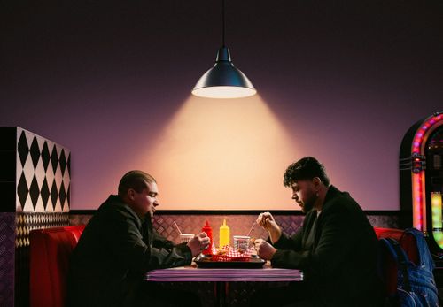 Twee mannen aan tafel