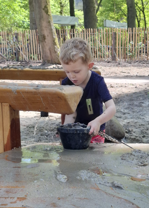 Kind speelt met modder