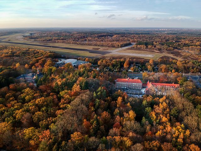 Kontakt der Kontinenten vanuit hoog in de lucht gefotografeerd, omringt door bos in herfsttinten