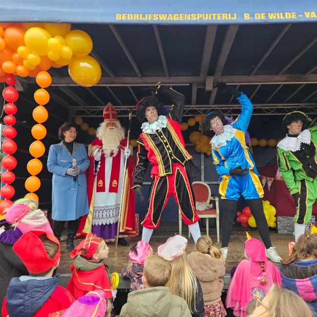 Dansende pieten op podium