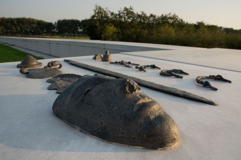 Romeinse vondsten zijn verwerkt in de contouren van Castellum Fectio.