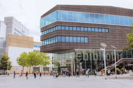 Het stadhuisplein in Almere Centrum met de nieuwe bibliotheek, new yorker en het stadhuis.