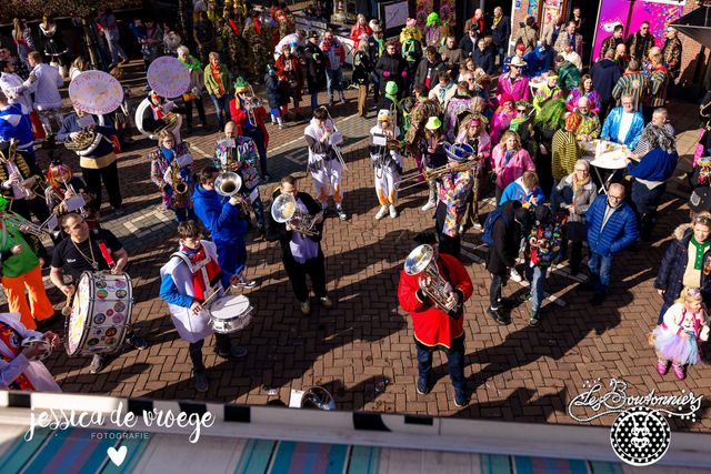 Carnavalsviering met dweilorkest tijdens de carnavalsoptocht in Montfoort, Groene Hart, bovenaanzicht van muzikanten en feestelijk verklede bezoekers op een plein in het centrum.