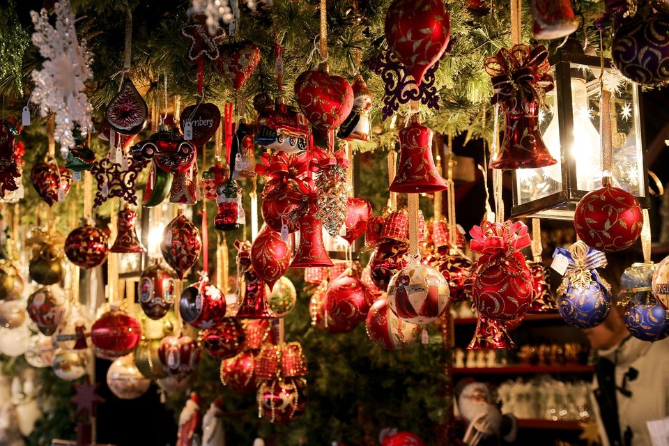 Kerstballen bij kerstmarkt