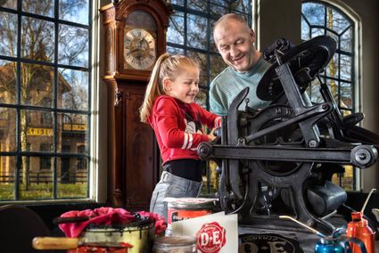 Kinderen spelen in Museum Joure met hun ouders