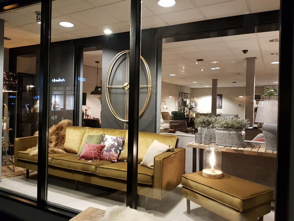 Interieur van Van Tuijl Meubels in Woerden met stijlvolle meubels en woonaccessoires in diverse woonstijlen.