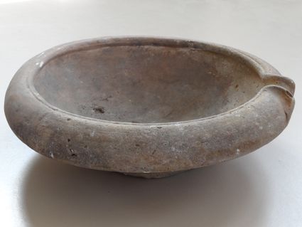 Een gave Romeinse wrijfschaal uit Maurik