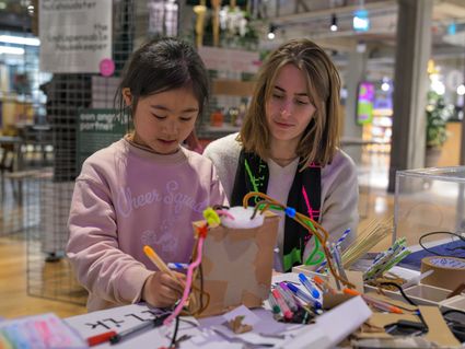 Kinderen die aan de slag gaan met het maken van een eigen robot