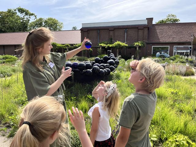 Singer Laren kinderen in de museumtuin