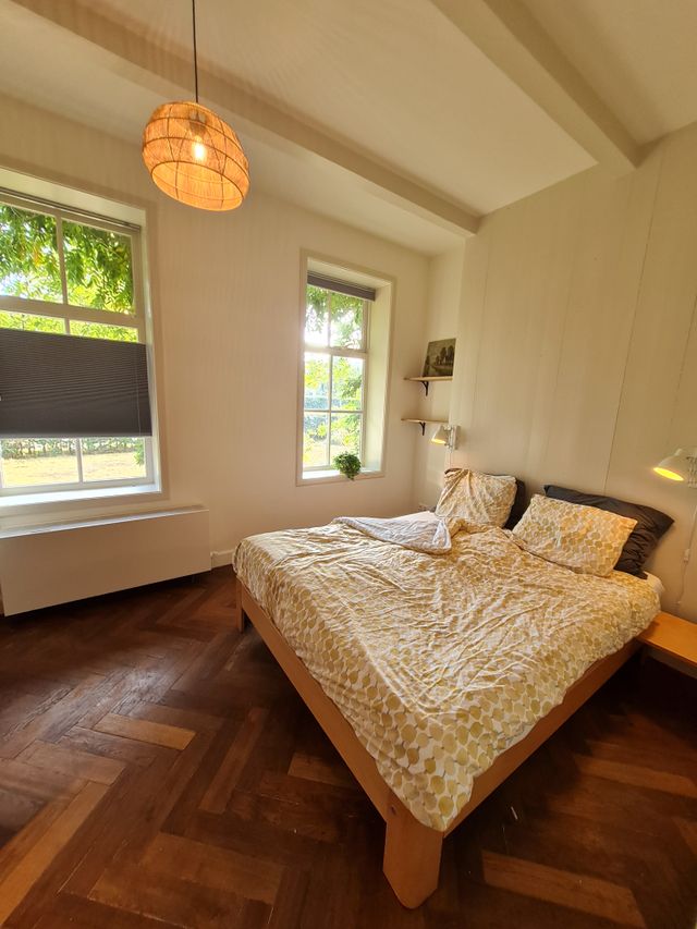 Tweepersoonskamer met eigen badkamer, inbouwkast met hang-en leggedeelte