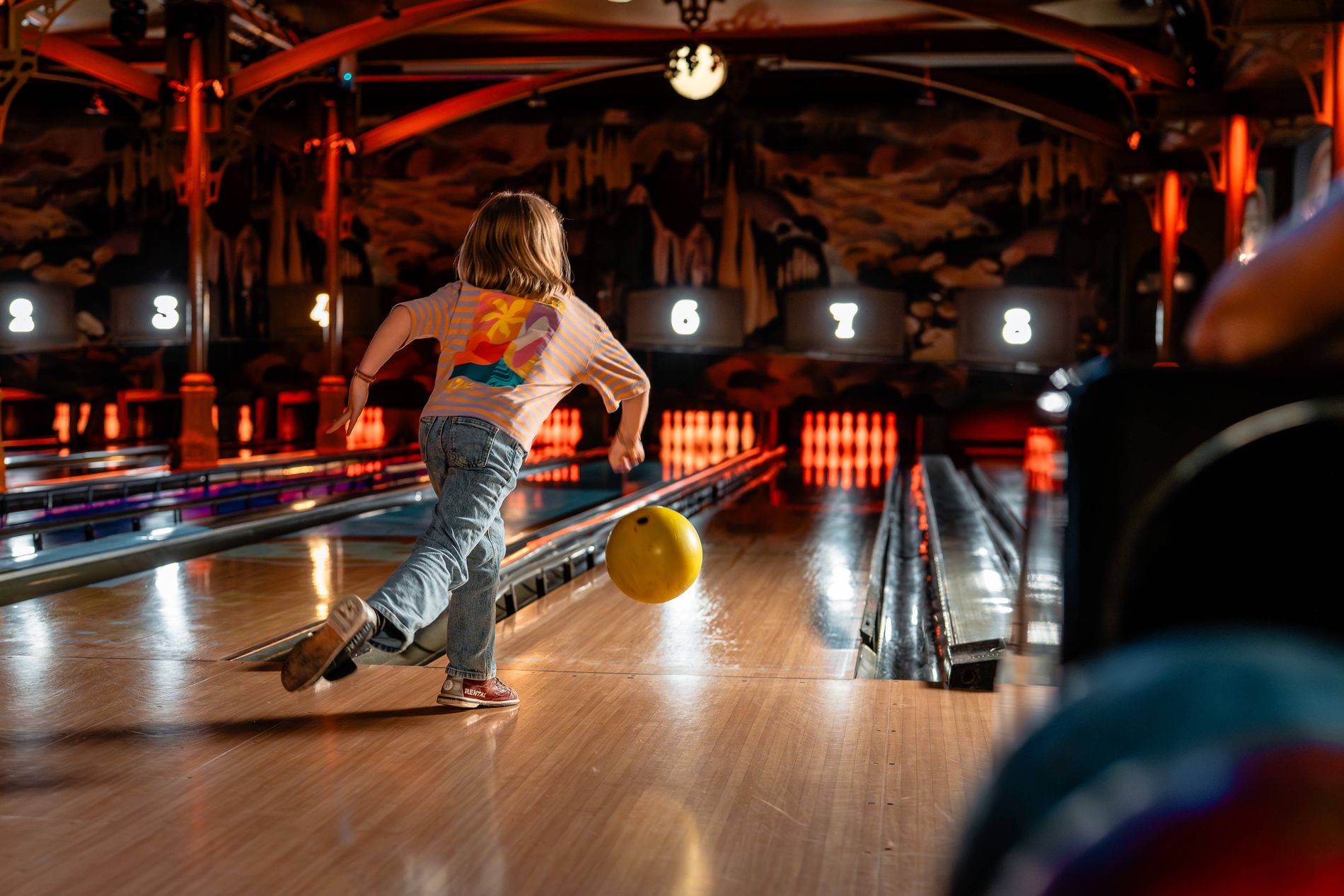 Kind gooit Bowlingbal