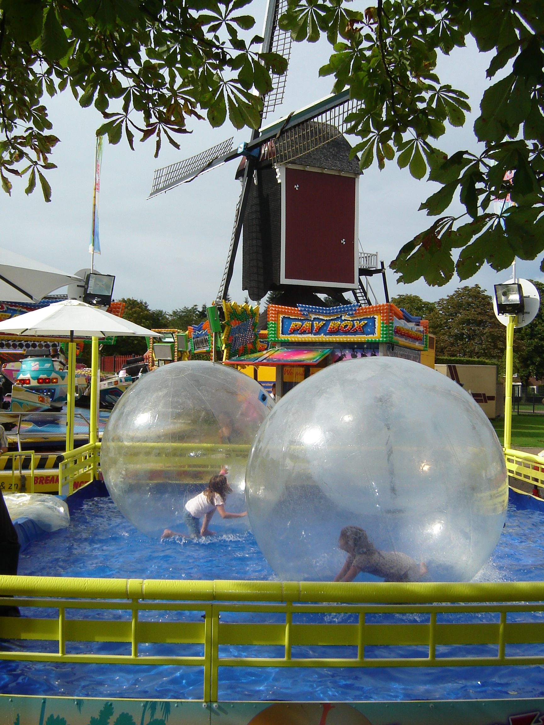 Waterballs voor de molen op de kermis in Mierlo