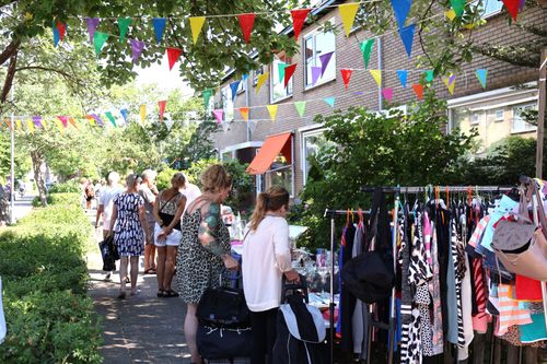 Mensen die langs de garagesale lopen