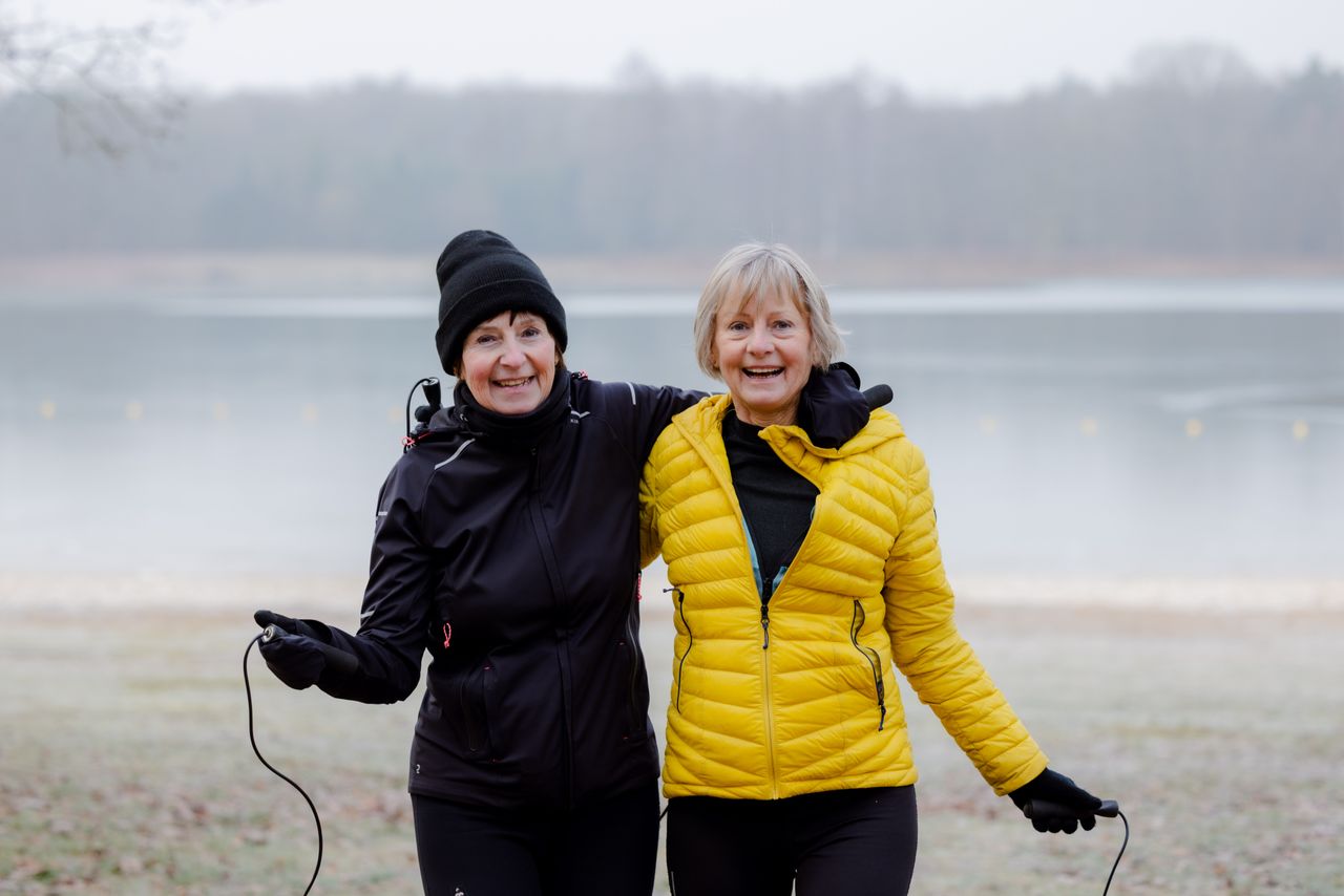 twee vrouwen aan het sporten
