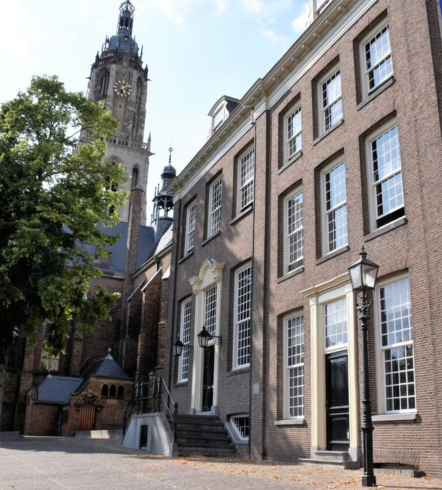 Stadsmuseum Rhenen met de Cunerakerk op de achtergrond.