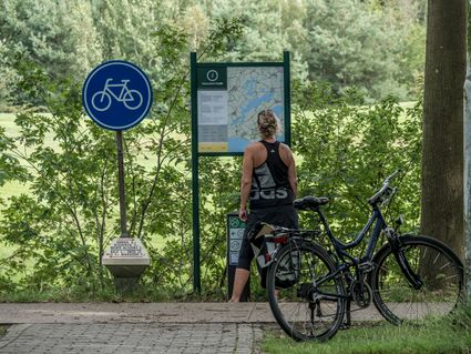 een mevrouw bij een plattegrond