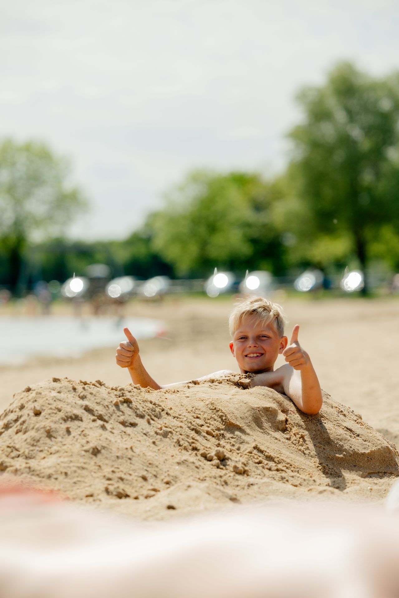 Jongen in het zand