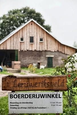 Die Vorderseite eines Bio-Bauernhofs in Drenthe.