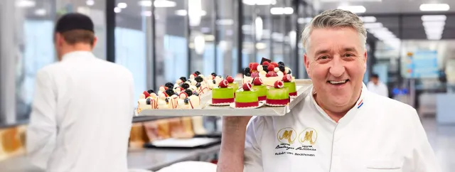 Meester Boulanger en Patisserie Robert van Beckhoven met een plaat vol lekkernijen