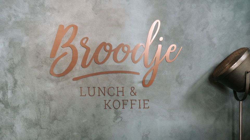 Muur met naam Broodje en Luncg & Koffie erop geschreven