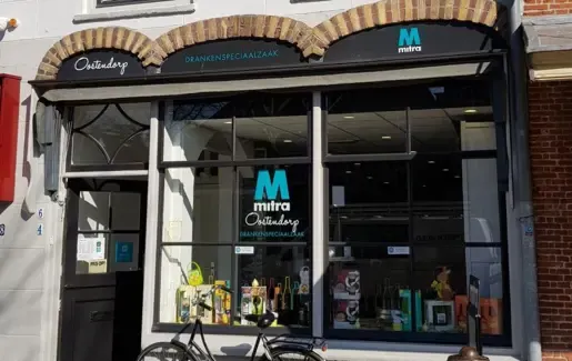 Interieur van Slijterij Mitra in Oudewater met wijnflessen, speciaalbier en sterke dranken in de winkel.