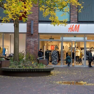 Het winkelpand van de H&M gelegen in Delft