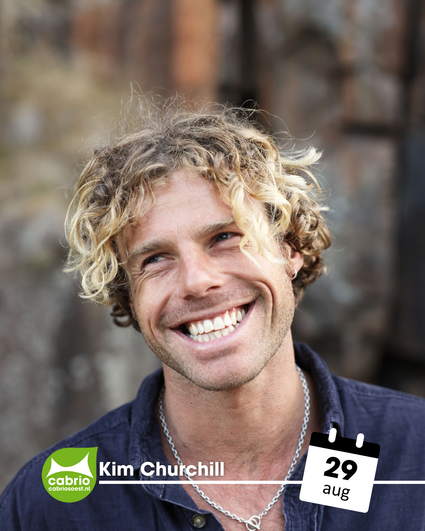Kim Churchill die aan het lachen is