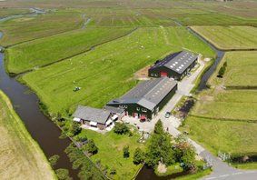 Luchtfoto van een boerderij