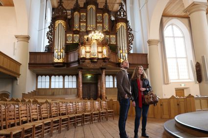 Stel in de Martinikerk met groot orgel op de achtergrond