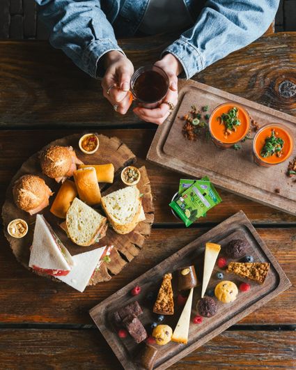 Zoete en hartige lekkernijen van een high tea geserveerd op een plankje