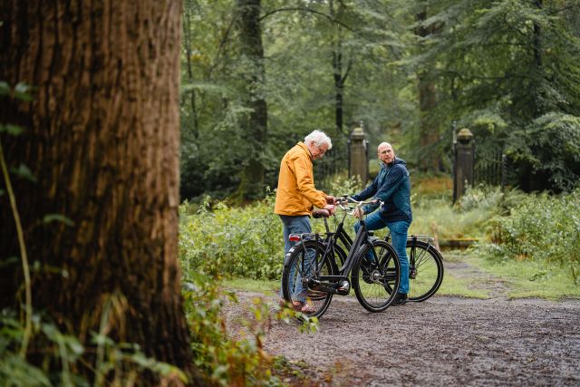 Twee fietsers maken een stop tijdens Textielroute Land van de Peel.
