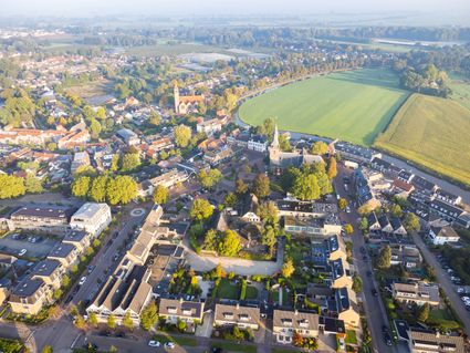 Luchtfoto van Harmelen, gemeente Woerden, Groene Hart, overzicht van het historische dorpscentrum met kerken, woonwijken, omliggende weilanden en het karakteristieke polderlandschap.