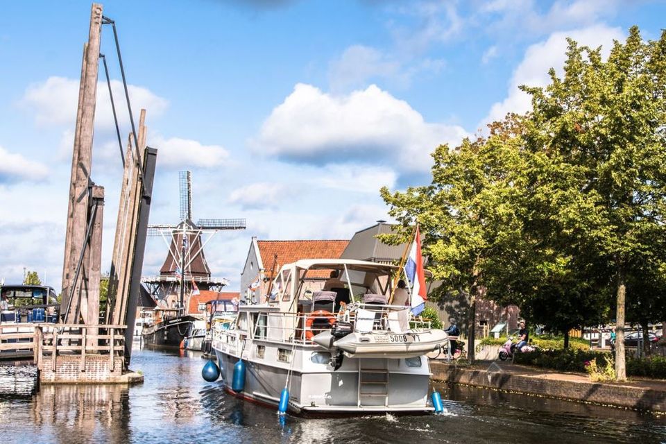 Bootje vaart door Meppel