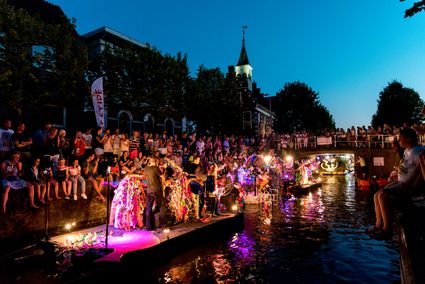 allemaal sloepen met gekleurde lichten ook wel "gondelvaart balk" genoemd