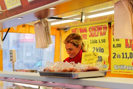 Martkraam vrouw op markt in Almere Centrum