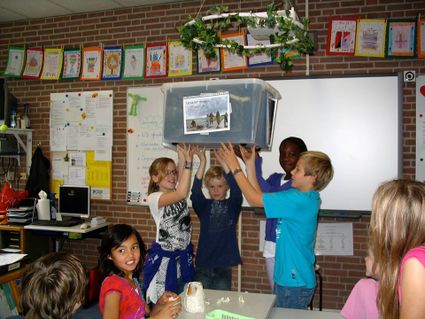 Leerlingen met leskist Archeologische Werkgroep ‘Leen de Keijzer’