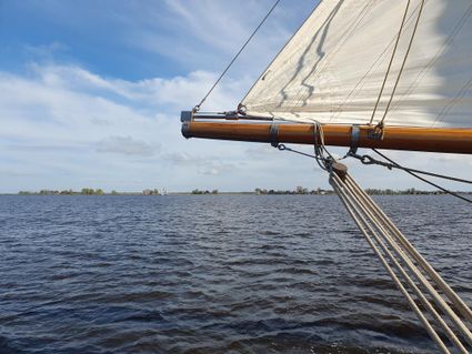 Zeilend onderweg op het Lauwersmeer