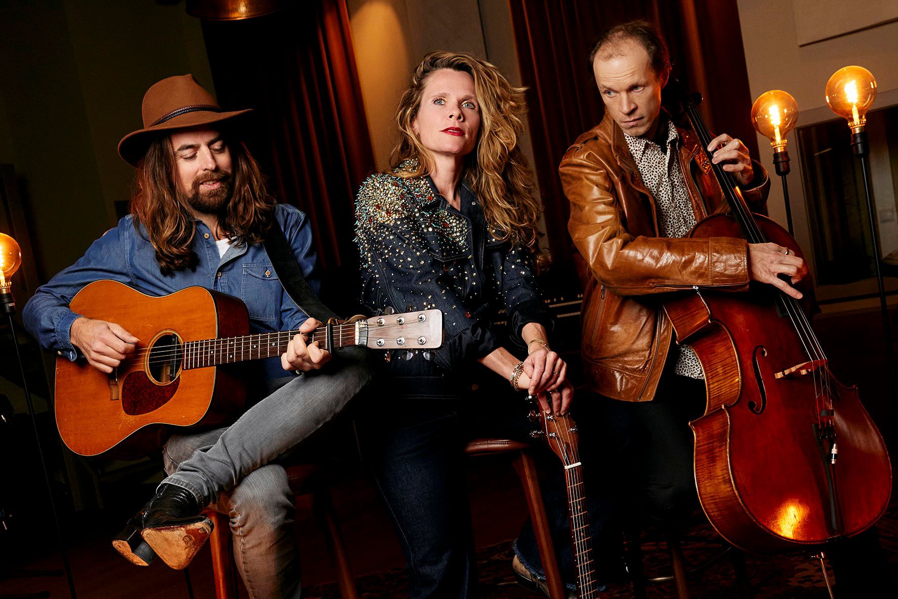 Het trio met in het midden Niki Jacobs, links van haar Ivo Dinkelaar met een gitaar en rechts van haar Emile Visser met een cello.