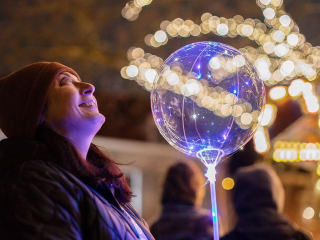 Een vrouw die kijkt naar een bol vol met lichtjes