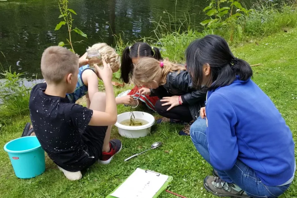 Kinderen bij hertenkamp Enkhuizen
