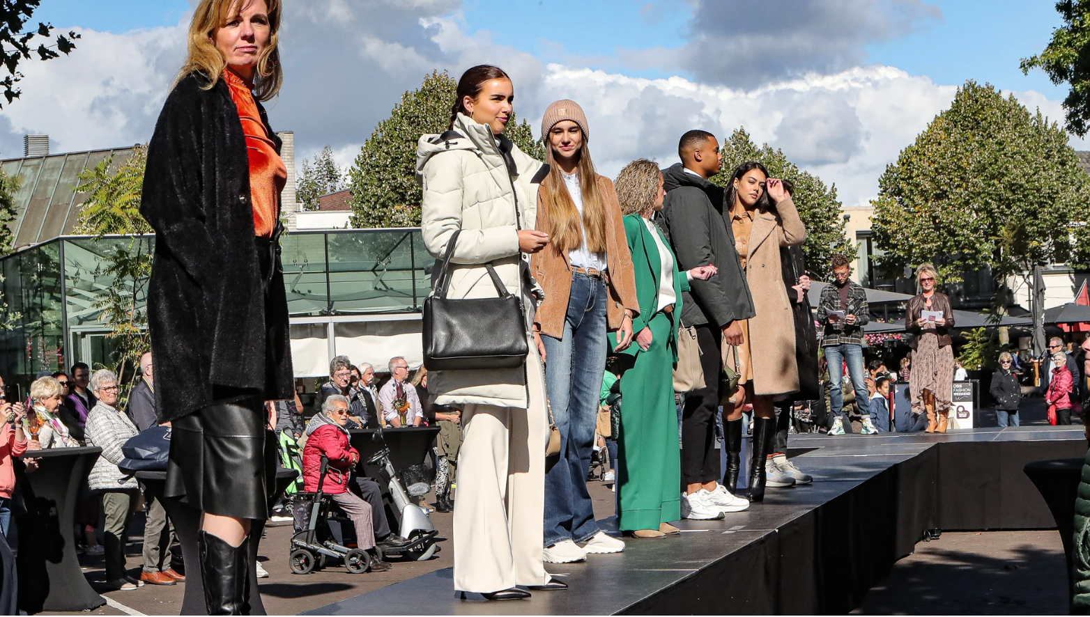Vrouwen op catwalk