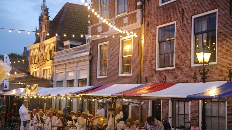 Braderie tijdens de avond kaasmarkt in Edam.