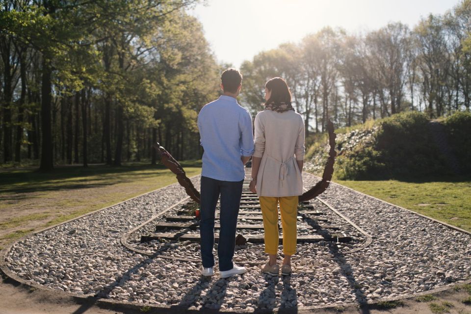 Een stel staat voor het Nationaal Monument Kamp Westerbork.