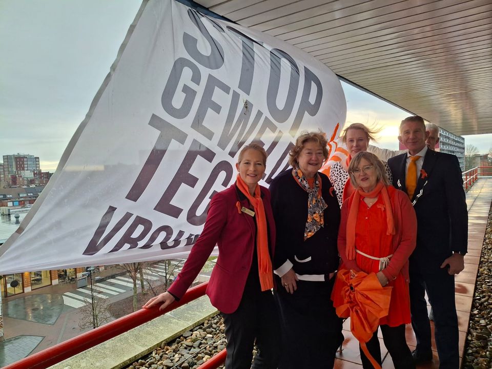 Barbara Teuben, Ellen Joy Groosman, Emily Maas, burgemeester Jack de Vries en op de voorgrond Renee Broekhuis, hebben zojuist de Orange the World-vlag gehesen.
