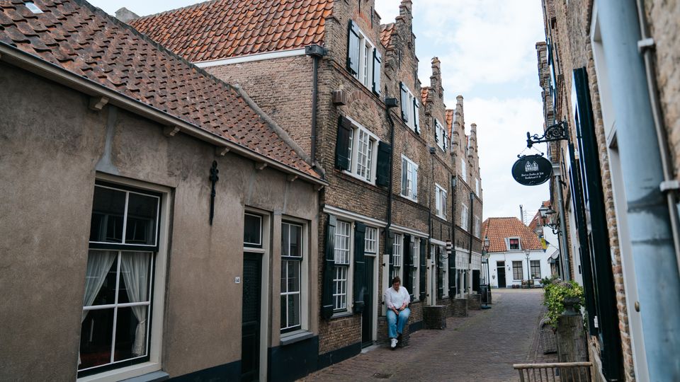Vrouw zit in straatje sommelsdijk
