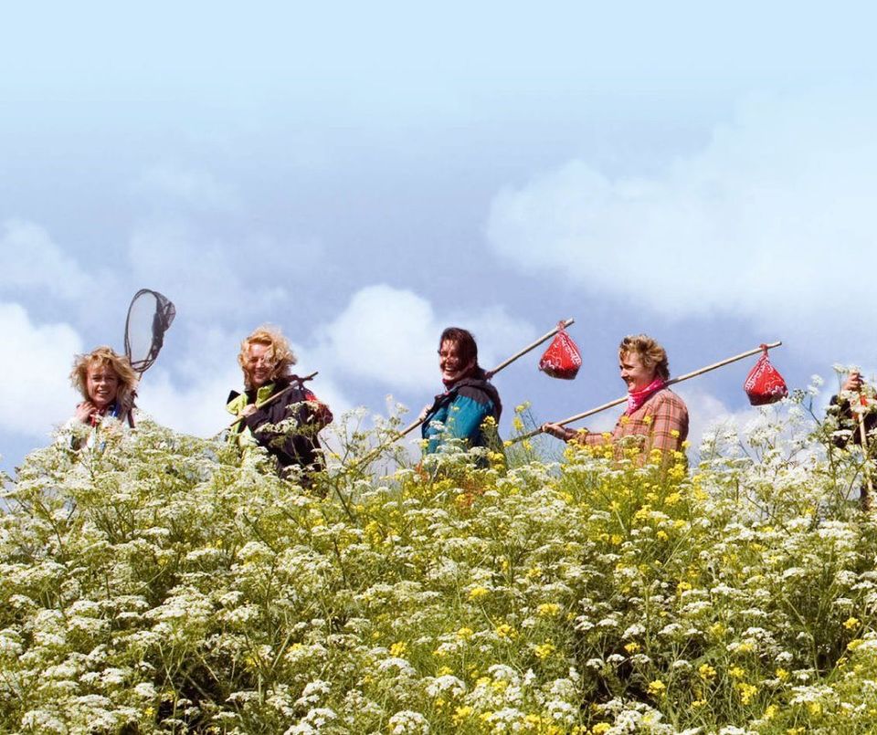 Vrouwen met een stok in hun handen op de dijk