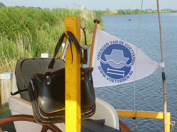De geldtas en de vlag van de Vrienden van de Veerponten.
