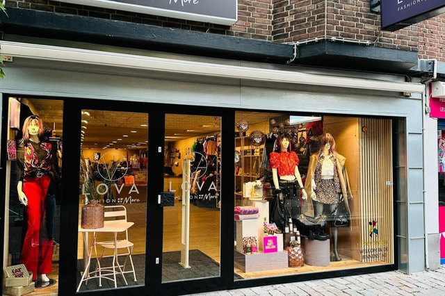 Das Schaufenster von Lova Fashion&More in Coevorden.